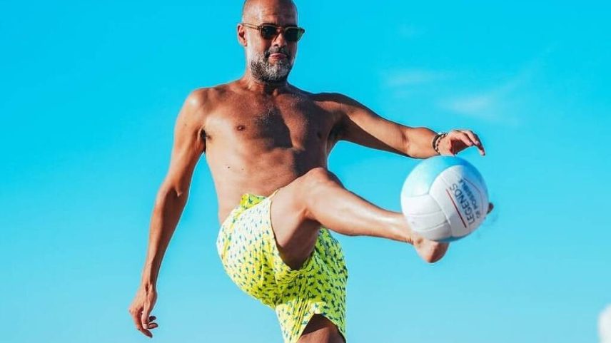Guardiola mostrou intimidade com a bola na brincadeira de 'altinha' com os jogadores na praia (Foto: Reprodução/Instagram)
