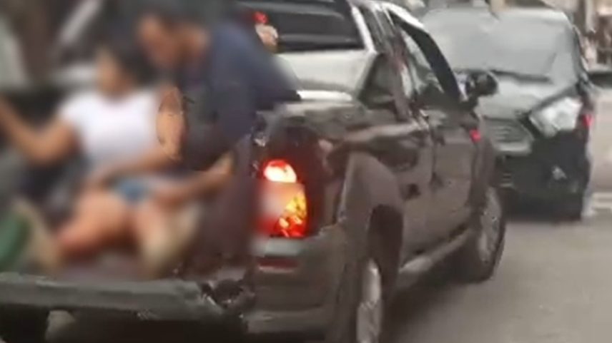 Mulher é socorrida após ser atingida por tiro em uma operação policial em Paraisópolis, na zona sul de São Paulo (Foto: Cedido ao UOL)