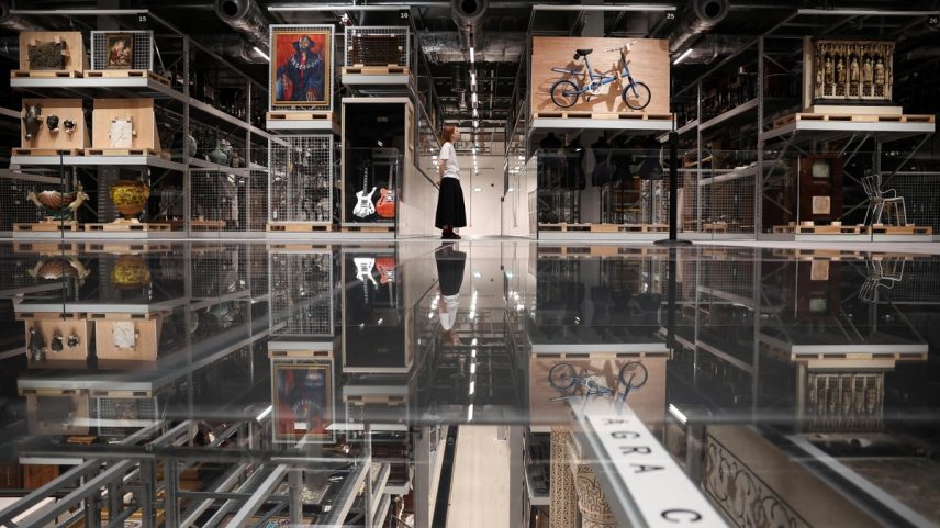 Um visitante observa os itens expostos no recém-inaugurado museu V&A East Storehouse, no leste de Londres, em 12 de junho de 2025. O V&A de Londres inaugurou um novo e revolucionário espaço expositivo, onde os visitantes podem escolher entre cerca de 250.000 objetos, encomendar algo que queiram admirar e recebê-lo em uma sala para uma visita privativa — Foto: Henry Nicholls / AFP