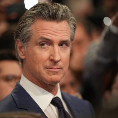 Governador da Califórnia processa Fox News por difamação em ação de R$ 4 milhões