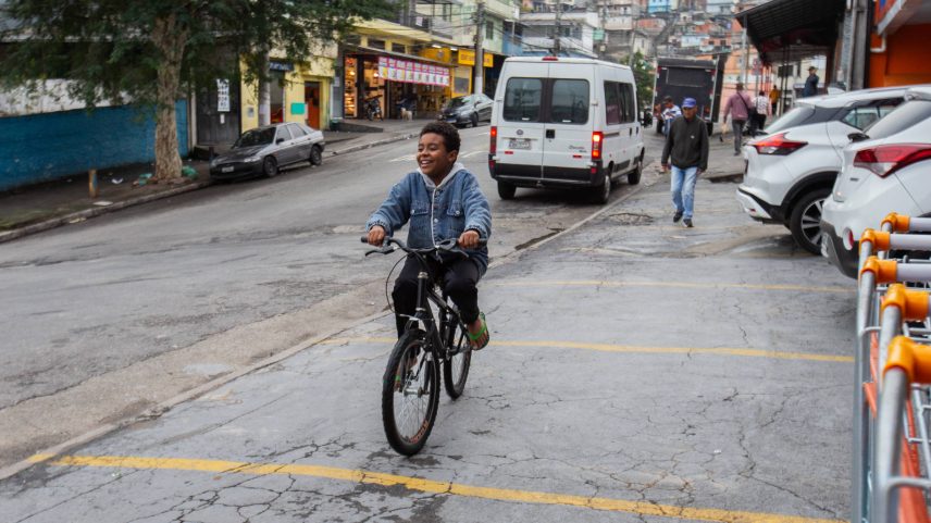 Nicolas Albino, 7, anda de bicicleta no estacionamento de um mercado perto de casa, um dos poucos lugares em que pode brincar no bairro onde mora, na zona norte de São Paulo (Foto: Raquel Franco/Folhapress)