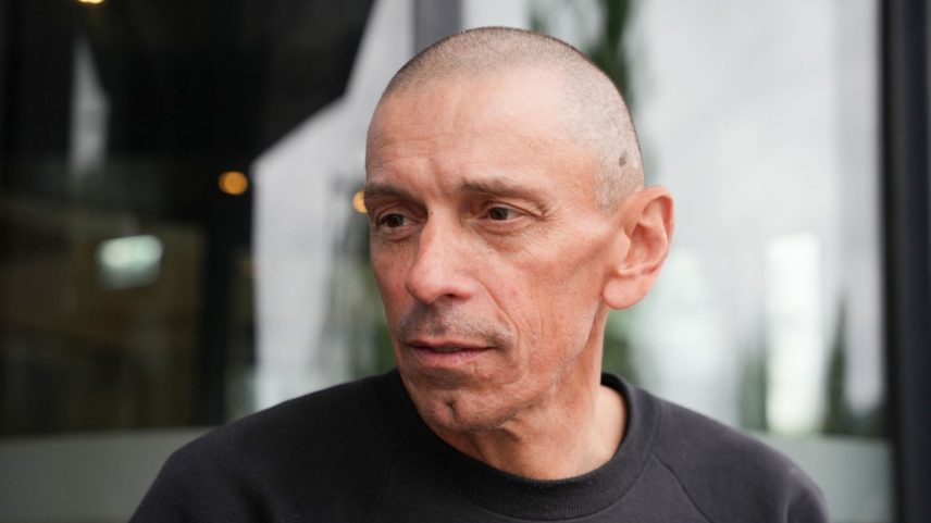 Sergei Tikhanovsky, líder da oposição bielorrussa, após ser libertado da prisão (Foto: Andrei SHAULIUHA / AFP)