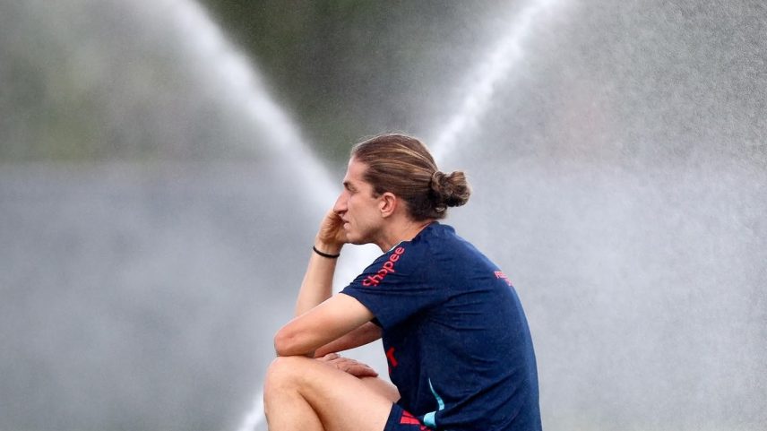Filipe Luis pensativo em campo no treino do Flamengo (Foto: Gilvan de Souza/Flamengo)