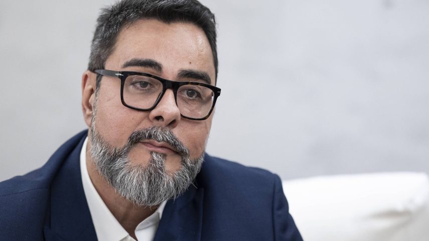 Juiz Marcelo Bretas, em seu apartamento na praia de Copacabana, na zona sul do Rio de Janeiro, durante entrevista sobre sua punição pelo CNJ (Foto: Eduardo Anizelli/Folhapress)