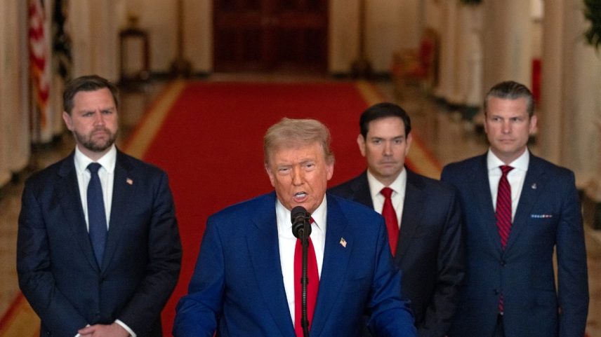 O presidente dos EUA, Donald Trump, discursa à nação, ao lado do vice-presidente JD Vance, do secretário de Estado Marco Rubio e do secretário de Defesa Pete Hegseth, na Casa Branca (Foto: CARLOS BARRIA / POOL / AFP)