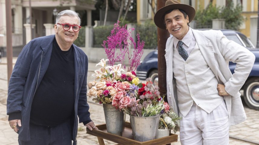 Walcyr Carrasco, criador da novela 'Êta mundo melhor!', da TV Globo, ao lado do ator Sérgio Guizé, intérprete do protagonista Candinho (Foto: Léo Rosário/Divulgação/TV Globo)