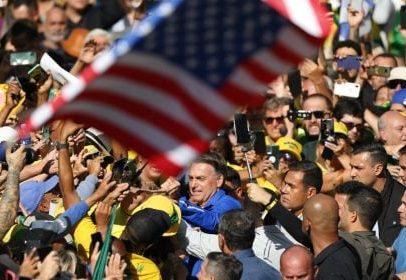 Bolsonaro exibe bandeiras dos EUA e Israel e adota slogan de Trump em ato paulista
