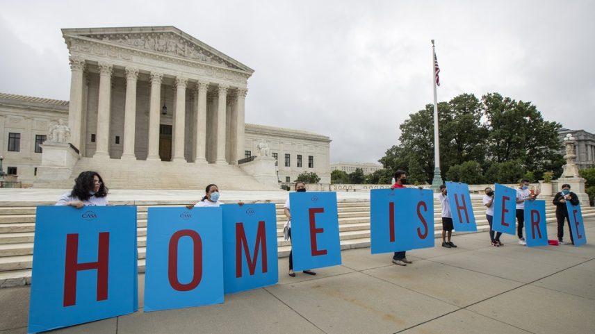 Estudantes do programa Ação Diferida para Chegadas na Infância (DACA, na sigla em inglês) em frente à Suprema Corte dos EUA em Washington, em uma foto de arquivo de 18 de junho. (Foto: Manuel Balce Ceneta/AP/Arquivo)