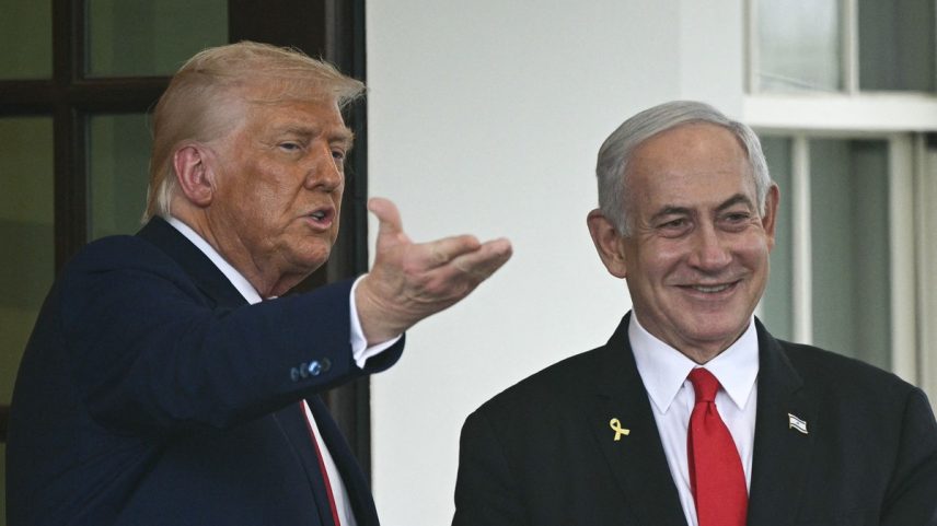 Presidente dos EUA, Donald Trump (E), ao lado do premier de Israel, Benjamin Netanyahu, após reunião na Casa Branca (Foto: Brendan SMIALOWSKI / AFP)