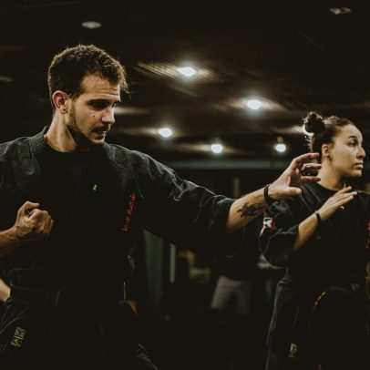 Escola de artes marciais na Barra adota respeito e disciplina na mudança de faixa