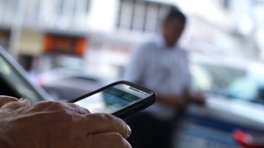 Morador usa smartphone, celular, 5G, 4G ribeirão preto, franca aplicativo app (Foto: Reprodução/EPTV)