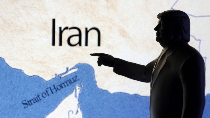 Mapa mostrando o estreito de Hormuz e o Irã atrás de uma miniatura do presidente dos EUA, Donald Trump. O Irã promoveu nesta segunda (23) a retaliação pelo ataque americano contra a maior base dos EUA no Oriente Médio, no Qatar. (Foto: Dado Ruvic/Reuters)