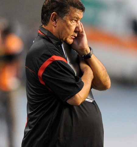 Joel Santana observa a partida entre Flamengo e Madureira, em 2012 (Foto: Alexandre Vidal/Fla Imagem)