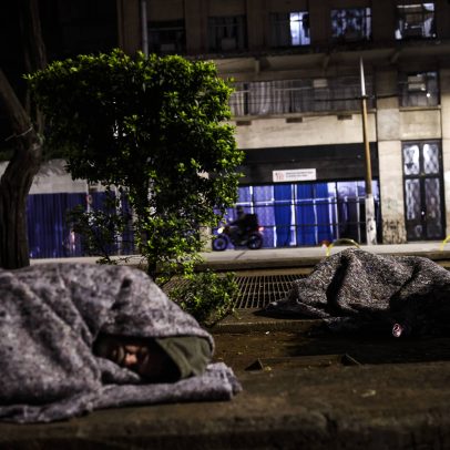 Casal aguarda mais de duas horas por abrigo em São Paulo com apenas um cobertor