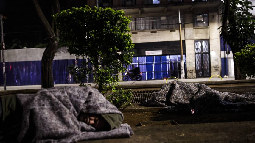 Pessoas em situação de rua na praça da República, no centro de SP, na madrugada de quarta-feira (25) (Foto: Bruno Santos/Folhapress)