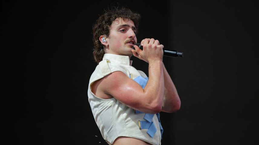 Benson Boone, o artista que vem furando a bolha feminina do pop, durante show no Coachella (Foto: Daniel Cole - 11.abr.2025/Reuters)