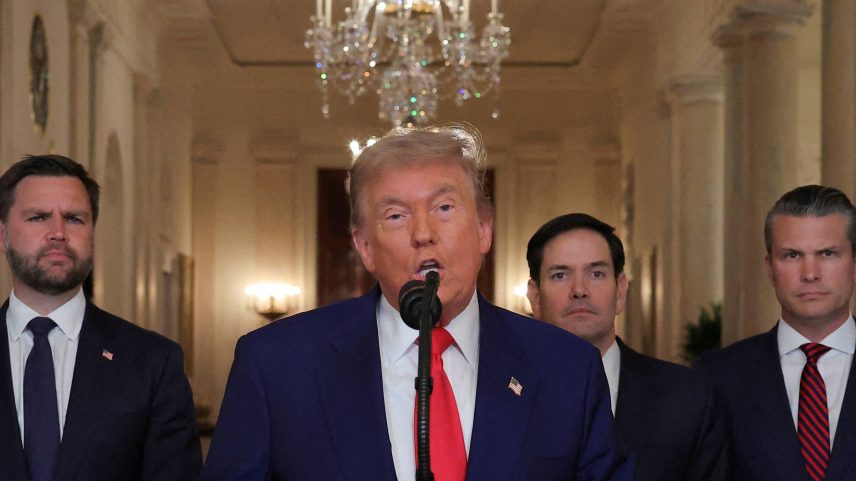 O presidente dos EUA, Donald Trump, anuncia o ataque contra o Irã ao lado do vice-presidente, J. D. Vance, do secretário de Estado, Marco Rubio, e do de Defesa, Pete Hegseth (Foto: Carlos Barria - 21.jun.25/Reuters)