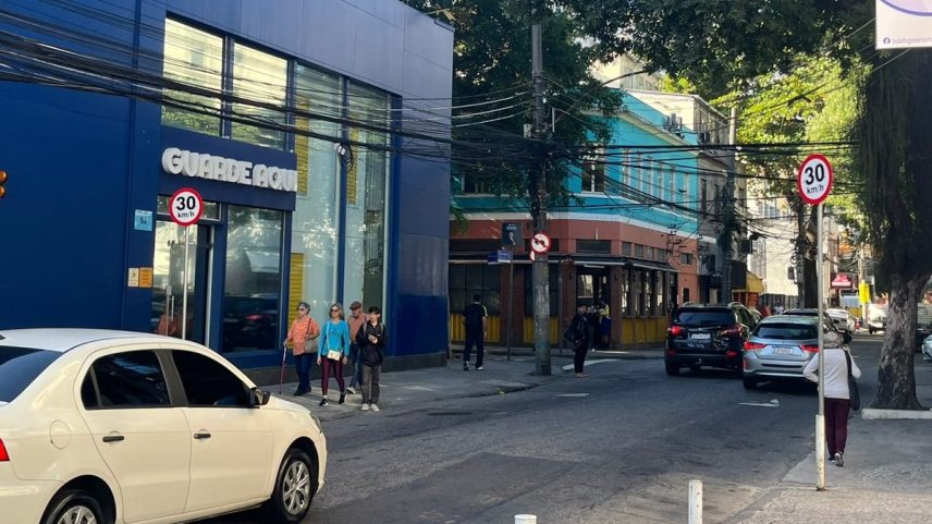 Rua Arnaldo Quintela recebe placas de sinalização depois de atropelamento (Foto: Foto do leitor)