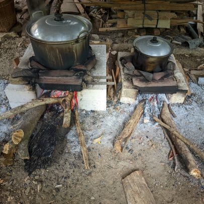 Pobreza energética no Brasil: lenha em cozinhas improvisadas afeta saúde pública