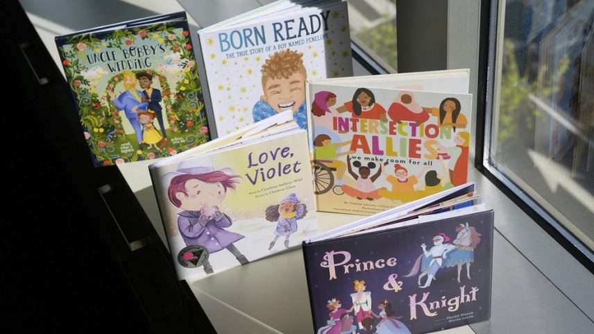 Livros com personagens LGBTQIA+ que protagonizam disputa entre pais católicos e muçulmanos e o governo de Maryland na Suprema Corte dos EUA desde abril de 2025. (Foto: Pablo Martinez Monsivais/ AP)