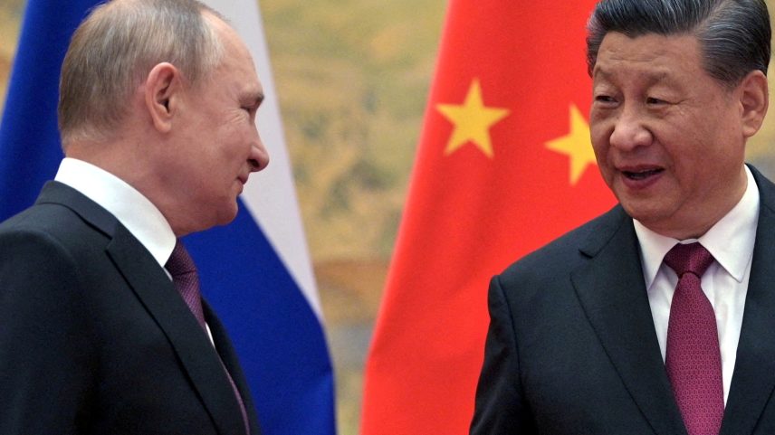 Presidentes da Rússia, Vladimir Putin, e da China, Xi Jinping, em Pequim (Foto: via REUTERS)