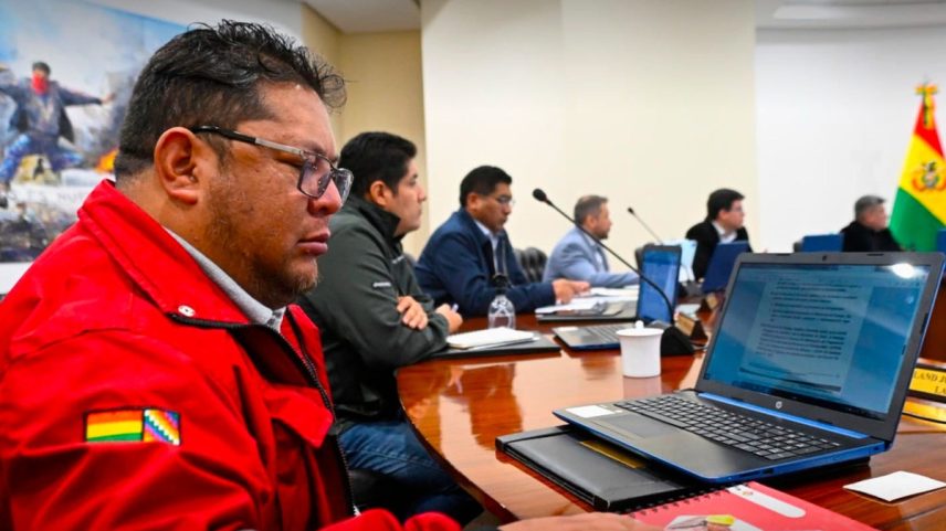 Ministro do Trabalho da Bolívia, Erland Rodríguez Lafuente (de vermelho, à esquerda) faleceu neste sábado, dez meses após assumir cargo (Foto: Reprodução)