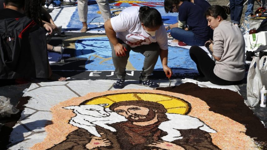 Tapete artesanal de sal feito em Corpus Christi, no Rio (Foto: Fabio Rossi / Agência O Globo / Arquivo)