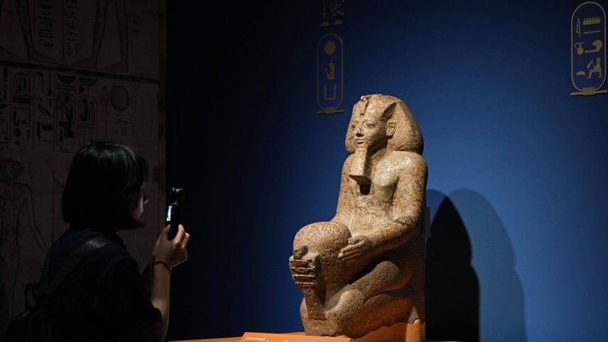 Estátua de Hatshepsut no Museu de Xangai, na China (Foto: Liu Ying - 17.jul.2024/Xinhua)