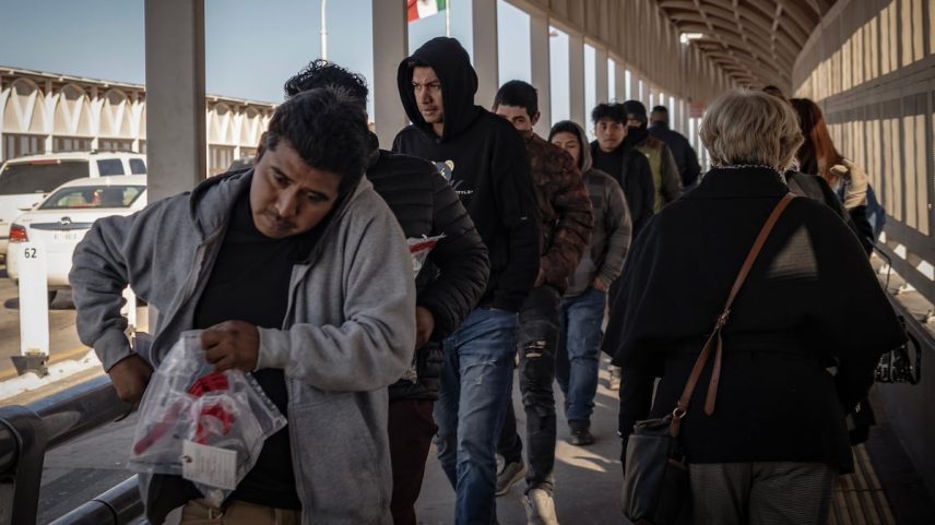 Migrantes de diversas nacionalidades são deportados de El Paso, Texas, para Ciudad Juárez, em janeiro de 2025. (Foto: Nayeli Cruz)