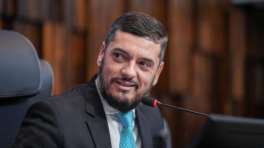 Rodrigo Bacellar: item chamativo em 'test drive' no Palácio Guanabara (Foto: Tiago Lontra/Alerj)