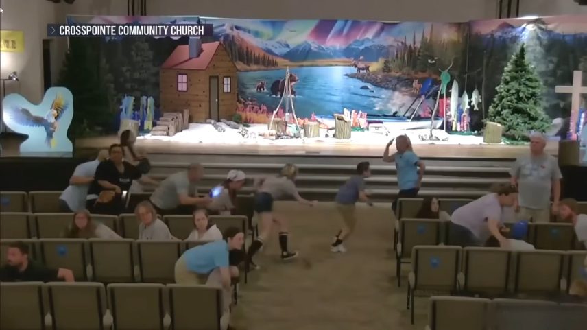 Membros da igreja correm enquanto um atirador abre fogo do lado de fora da CrossPointe Community Church. (Foto: Captura de tela/YouTube/NBC News)