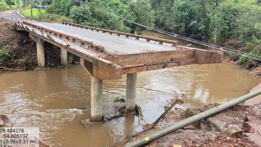 Parte de ponte desabou em Jaguari, na região central do Rio Grande do Sul, por causa das chuvas (Foto: @prefeituradejaguari no Facebook)
