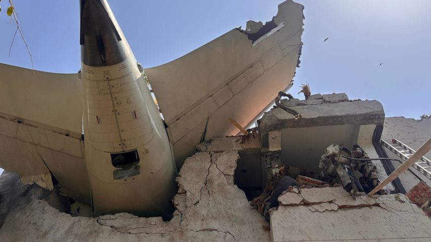 Parte do Boeing 787 da Air India que caiu pouco depois da decolagem em Ahmedabad, no oeste do país (Foto: Força de Segurança Central Industrial da Índia)
