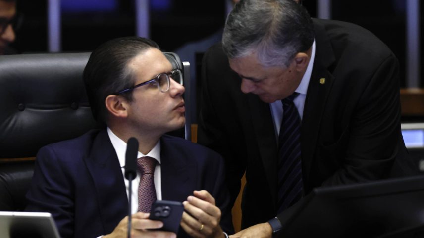 Presidente da Câmara dos Deputados, Hugo Motta, e o líder do governo na Câmara, José Guimarães, durante sessão nesta quarta (25) (Foto: Pedro Ladeira/Folhapress)