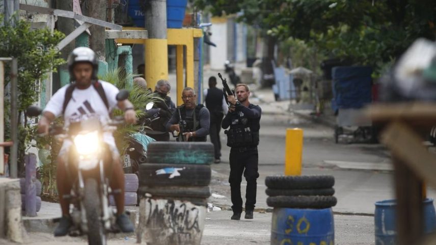 Polícia ocupa comunidade do Jacarezinho por conta de confronto (Foto: Fabiano Rocha / Agência O Globo)