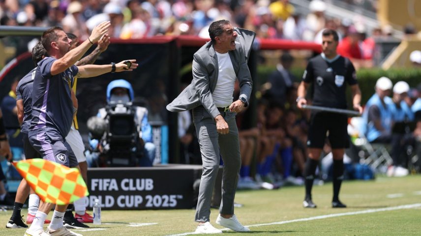 Renato Paiva age de forma enérgica na beira do campo durante partida entre Botafogo e Atlético de Madrid (Foto: Stu Forster / GETTY IMAGES NORTH AMERICA / Getty Images via AFP)