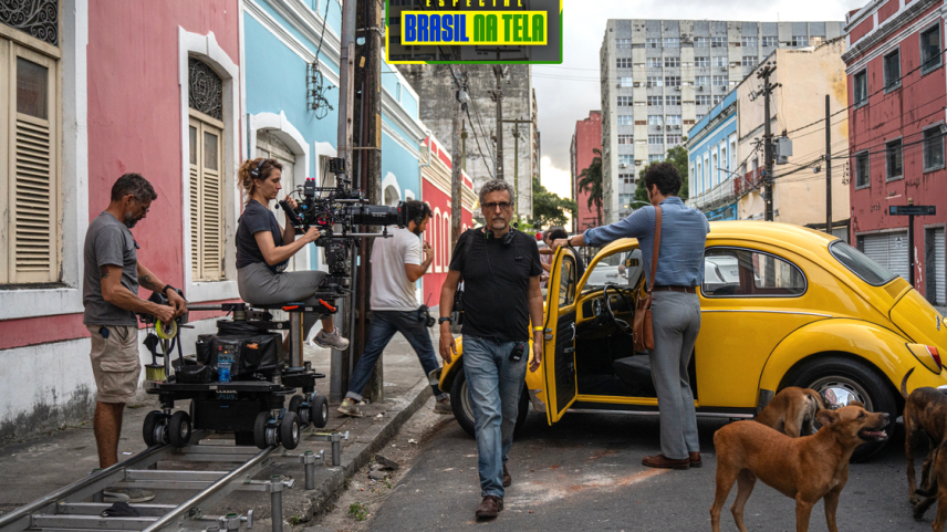 O Agente Secreto ganha foto inédita com Kleber Mendonça Filho nos bastidores (Foto: Reprodução)