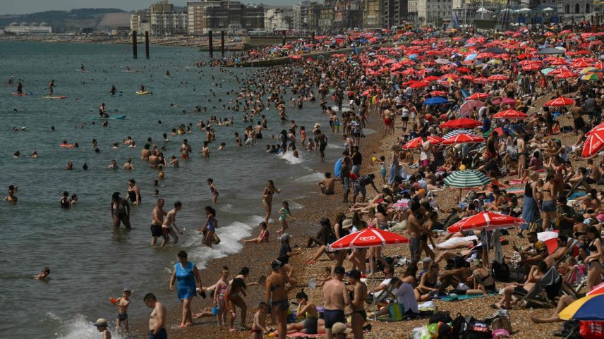 Onda de calor na Europa em julho levou ingleses a lotar praias em Brighton (Foto: Daniel Leal/AFP)