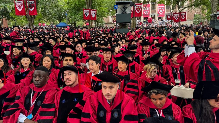 Formandos da turma de 2025 da Universidade Harvard durante cerimônia de graduação (Foto: Eva Claire HAMBACH / AFP)