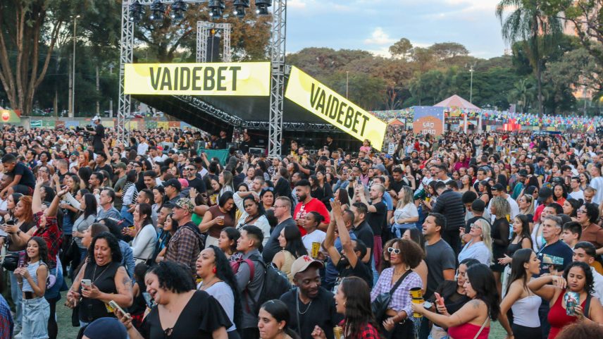 Público em show da banda Falamansa na festa São João Paulo, no Centro Esportivo Tietê, na zona norte da capital (Foto: Wagner Origenes - 19.jun.2025/Ato Press/Folhapress)