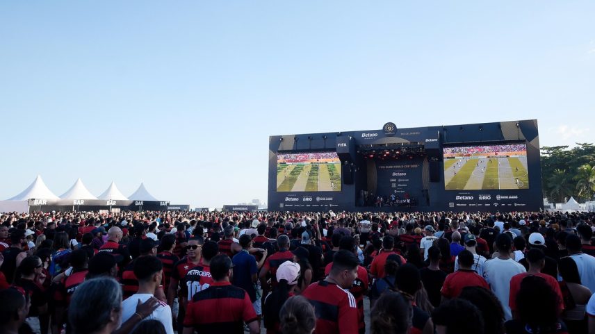 Torcida do Flamengo em fanzone em Copacabana (Foto: Divulgação)