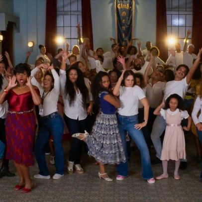 Elenco e equipe celebram o fim da novela com dança emocionante