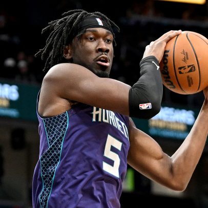 Suns fecham acordo para contratar o pivô Mark Williams, do Hornets