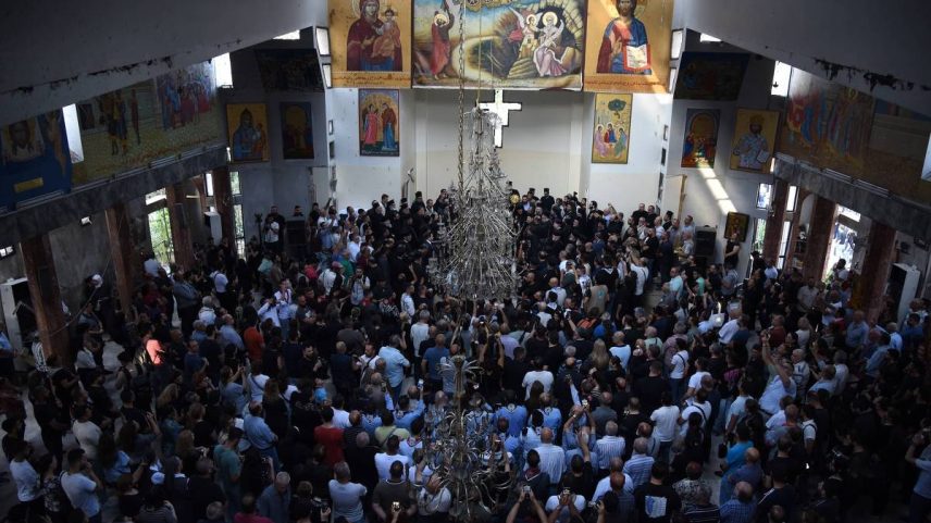 Fiéis participam de cerimônia em homenagem às vítimas do ataque suicida na igreja Mar Elias, que deixou ao menos 25 mortos durante a missa de domingo, em Damasco, na Síria (Foto: Monsef Memari - 23.jun.25/Xinhua)