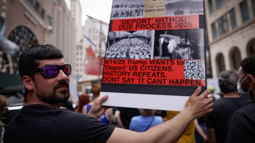 Manifestantes no protesto “Protejam os imigrantes, protejam o planeta”, em Nova York (Foto: KENA BETANCUR / AFP)