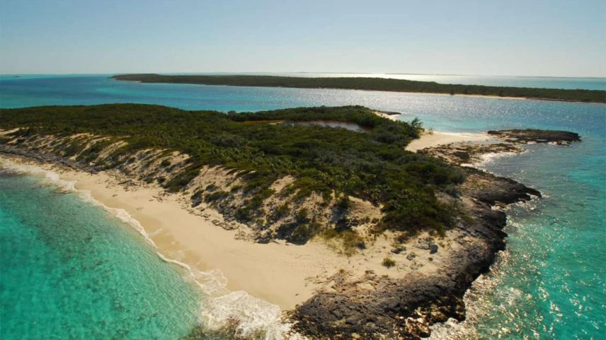 Uma das ilhas do arquipélago Exuma, nas Bahamas: na foto, uma das praias na propriedade de Nicolas Cage (Foto: Divulgação/Private Islands Inc.)
