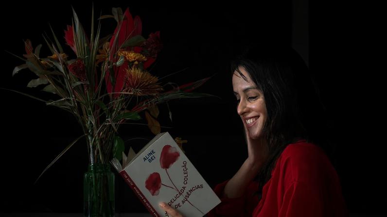 Aline Bei com seu novo livro, 'Uma Delicada Coleção de Ausências'.