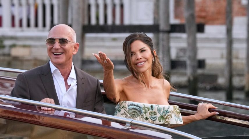 Jeff Bezos e Lauren Sánchez em Veneza na quinta-feira , 26