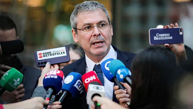 O líder do PT na Câmara, Lindbergh Farias, disse que a taxa é "indecente" e que "não dá para aceitar como normal o novo aumento"