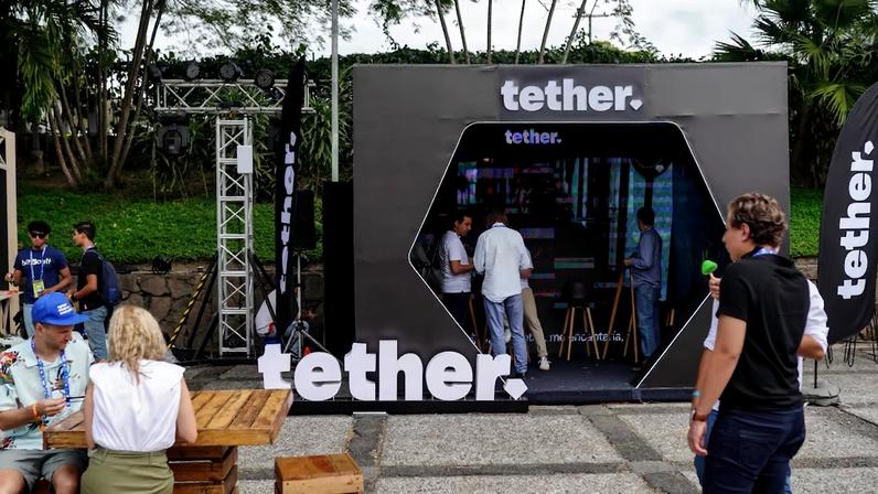 Estande da Tether Holdings em El Salvador: maior emissora de stablecoin do mundo se beneficia com regulação pelos EUA